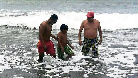 Salvavidas rescatan a dos menores en las playas