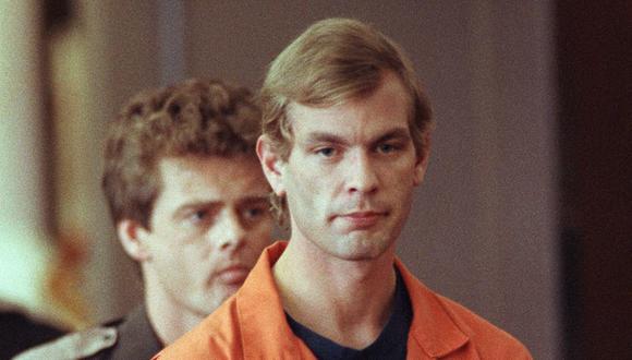 El presunto asesino en serie Jeffrey L. Dahmer ingresa a la sala del tribunal del juez Jeffrey A. Wagner el 6 de agosto de 1991. (Foto de EUGENE GARCIA / AFP POOL / AFP)