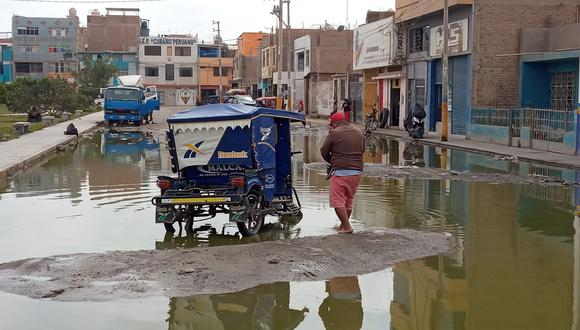 Familias viven literalmente rodeadas de aguas de desagüe.