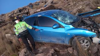 Familia salva de morir tras caída de auto a quebrada en Chiguata