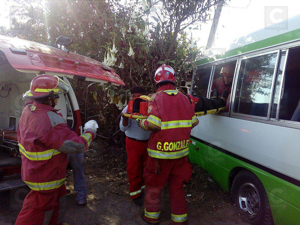 Bus con docentes y jubilados pierde frenos y choca con casa y poste