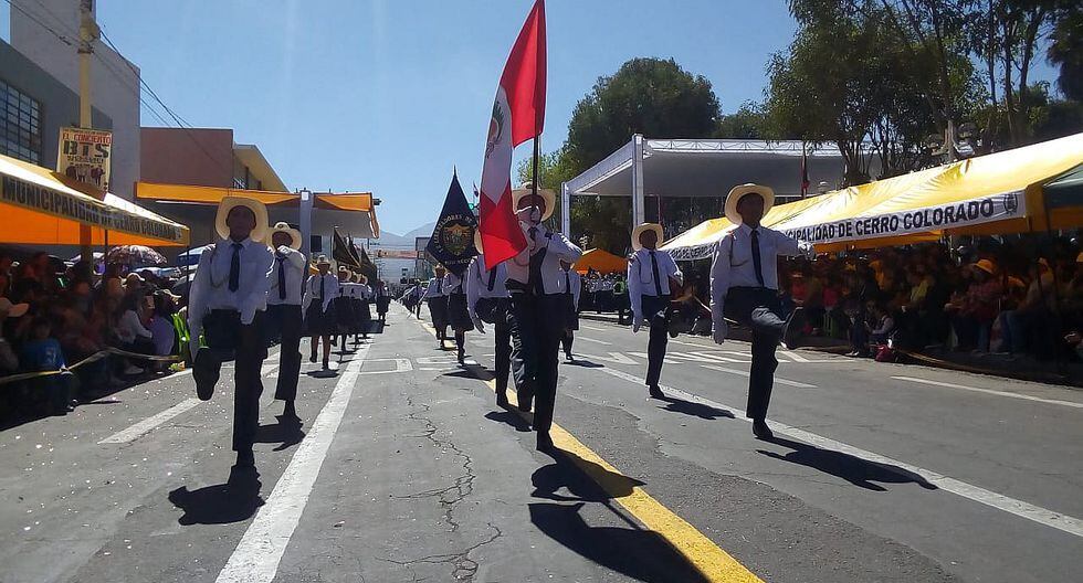 Escolares desfilan por 65 aniversario de Cerro Colorado (FOTOS