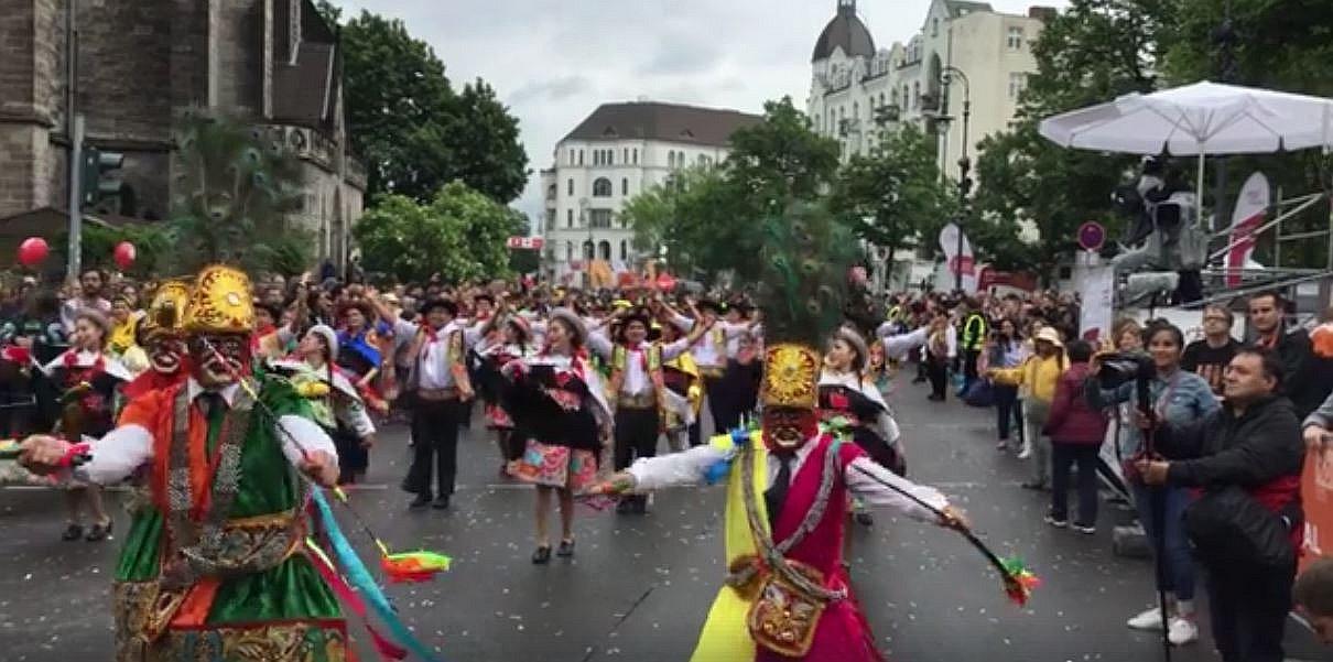 Facebook: danzantes de huaylarsh y shapish se lucen en Berlín (VIDEO)