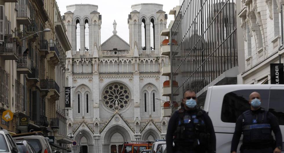 Policías aseguran la calle cerca de la entrada de la iglesia Basílica de Notre Dame en Niza, Francia, el 29 de octubre de 2020. (EFE/EPA/SEBASTIEN NOGIER).