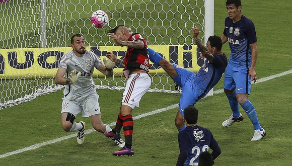 Paolo Guerrero anotó en un doblete en empate del Flamengo