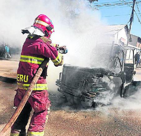 Juliaca: vecinos de la urbanización San José queman una mototaxi
