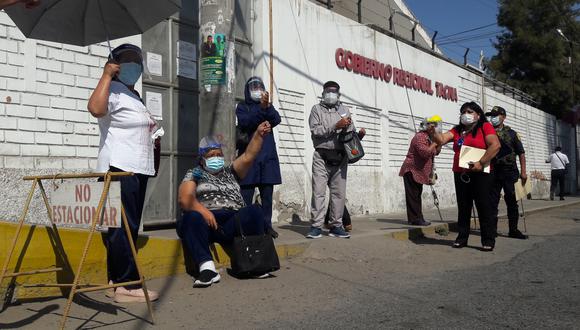 Dirigentes de sindicatos de trabajadores de salud se encadenaron en las puertas del Gobierno Regional de Tacna. (Foto: Diario Correo)