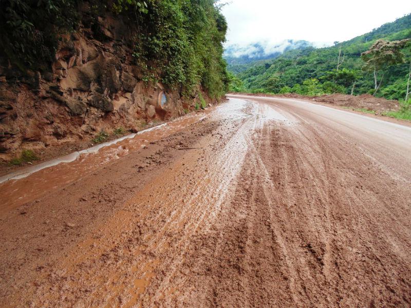 Lluvias inundan Carretera Marginal en Selva Central