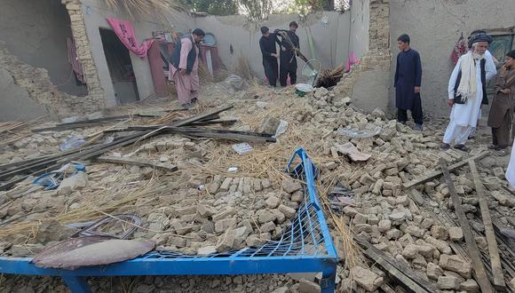 Los residentes locales se paran junto a sus casas dañadas, después de que un terremoto de magnitud 5,9 con una profundidad de 9 KM azotara Harnai, en Harnai, provincia de Baluchistán, Pakistán. (Foto: JAMAL TARAQAI / EFE)