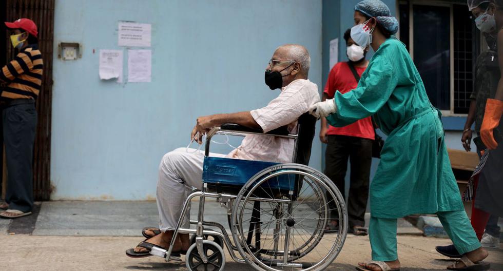 Trabajadores de salud atienden a un paciente sospechoso de COVID-19 en un hospital en Kolkata, India oriental, el 4 de mayo de 2021. (EFE/EPA/PIYAL ADHIKARY).