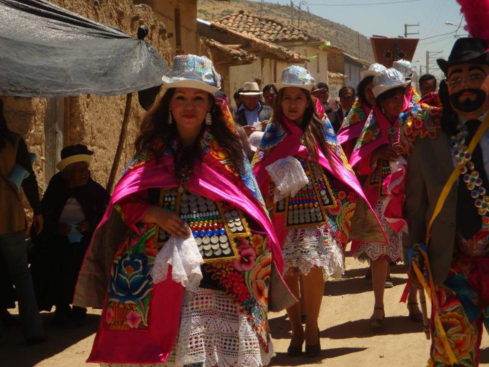 Largas colas por agua de la virgen del Cocharcas (FOTOS)