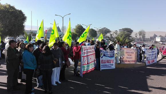 Más de 350 trabajadores de Essalud acatan huelga indefinida