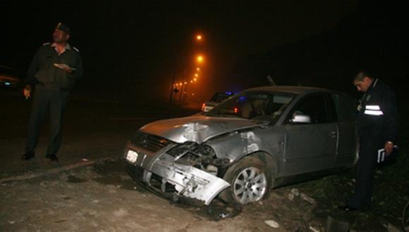 Auto se estrella contra puente peatonal en Surco