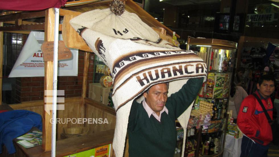 Artesanos presentan el chullo y el turrón de kiwicha mas grandes del mundo