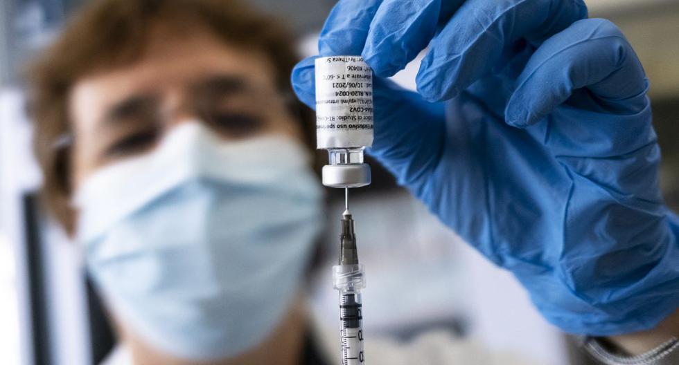 Personal sanitario prepara una dosis de la vacuna experimental Covid-19 de ReiThera en el hospital Sant'Andrea en Vercelli, Piamonte, Italia, el 15 de abril de 2021. (Foto de MARCO BERTORELLO / AFP).