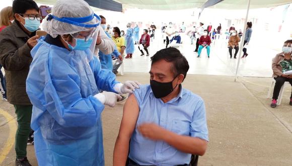 Alcalde Orlando Torres recibe vacuna contra el coronavirus en Chincha.