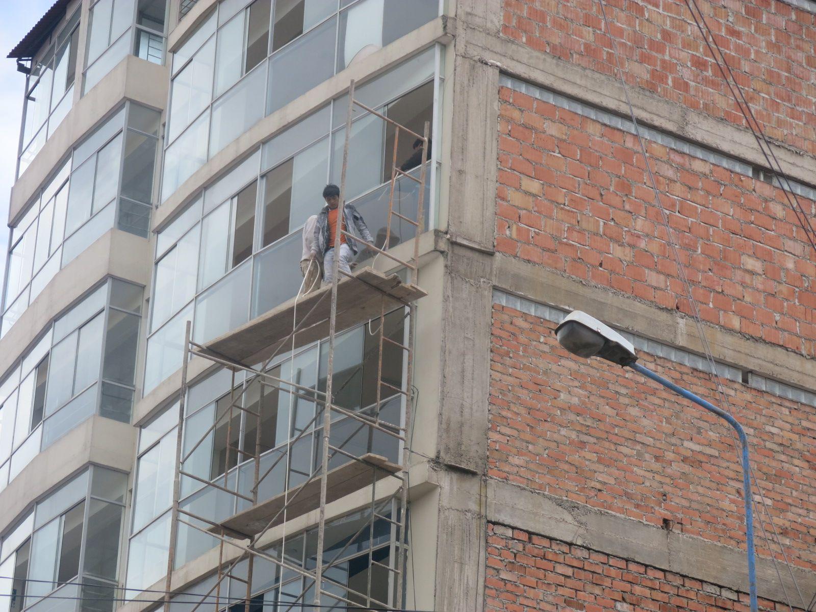 Cusco: Obreros realizan peligrosa labor en edificio (video)