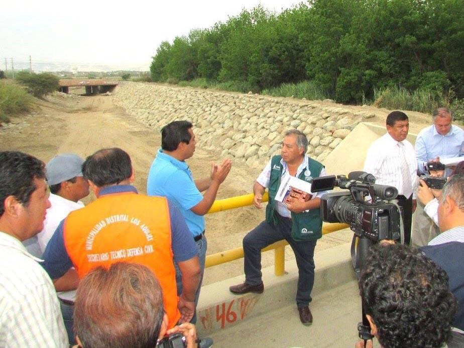 Alcaldes inspeccionan obras de reforzamiento en el Río Ica