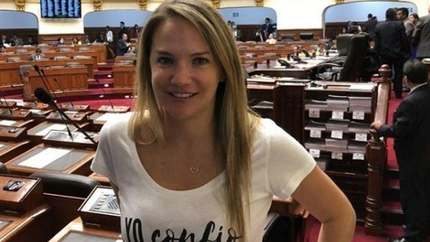 ​Luciana León presenta a su hija por primera vez y enternece en redes sociales (FOTO)