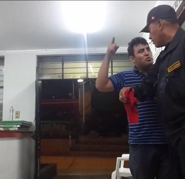 YouTube: Vea cómo un comisario ebrio insulta a sus efectivos