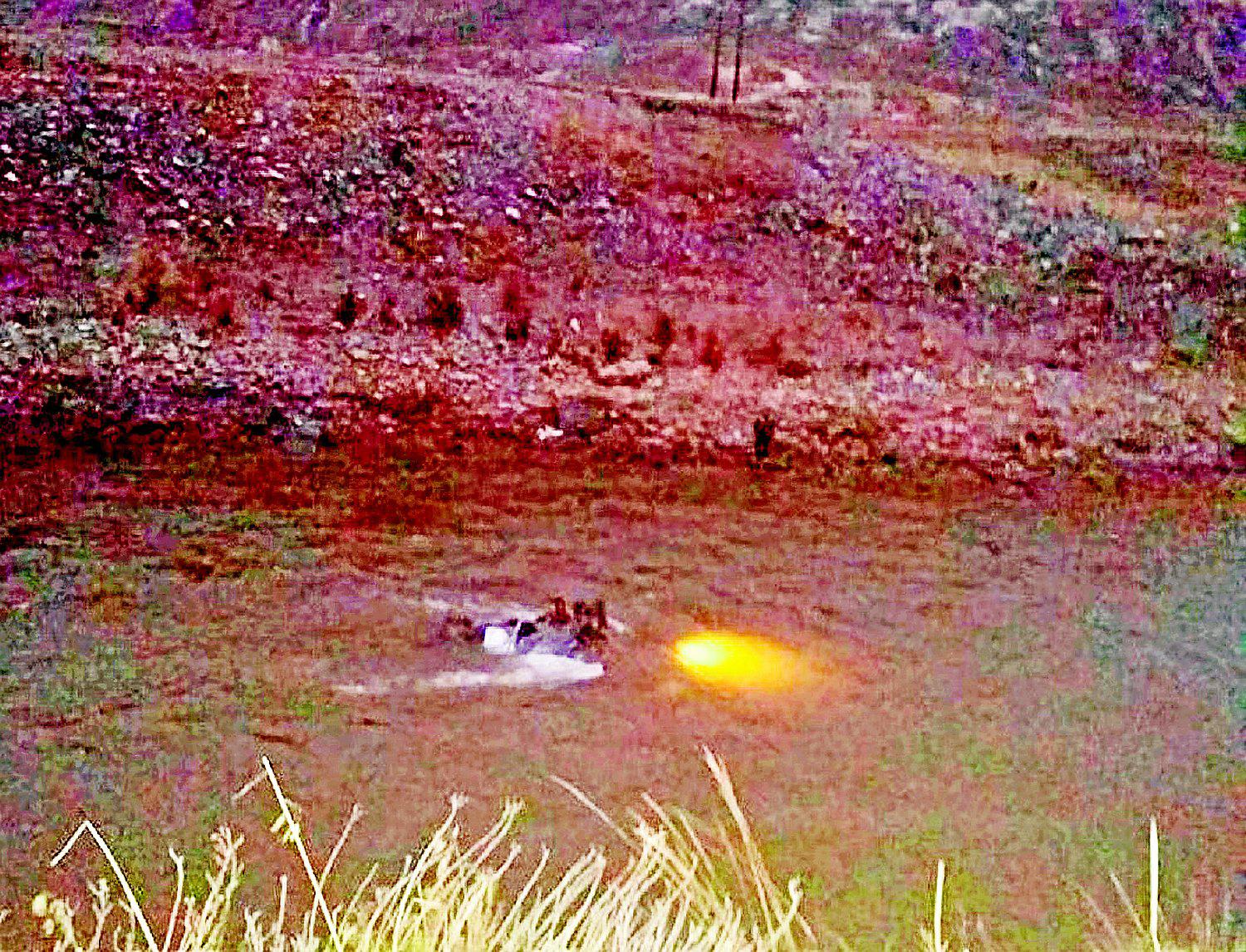 Familia en camioneta que iba a un Santiago, termina en medio del río Mantaro
