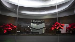 Gobierno de Venezuela y empresa estadounidense Chevron firman contratos para continuar la producción petrolera