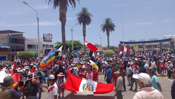 Protestan en contra de Dina Boluarte y exigen dialogar con el alcalde de Camaná para poner un alto a esta situación. (Foto: GEC)