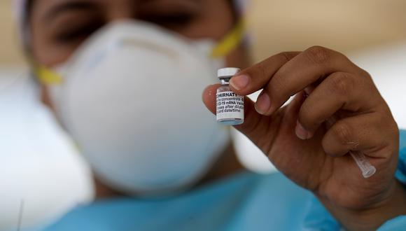 Una trabajadora de la salud muestra una vacuna de Pfizer durante una nueva jornada de vacunación contra el covid-19 hoy en Tegucigalpa (Honduras). (EFE/Gustavo Amador)