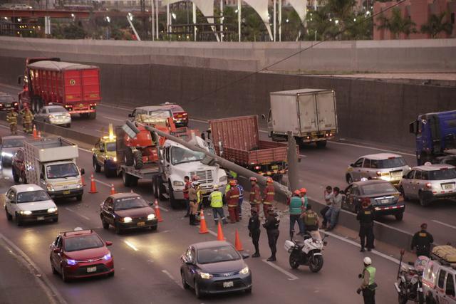 Accidente vehicular en vía Evitamiento a la altura del puente Trujillo. Fotos: Cesar Zamalloa