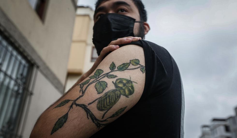 Moisés has some tattoos that represent the meaning of his perseverance in all this time that he has been building his project.  A mantis climbing a leaf means perseverance in these years.  He trusted it, but he also remembers the words of encouragement from a special person to whom he feels very grateful and blessed.  Photo: jorge.cerdan@photo.gec