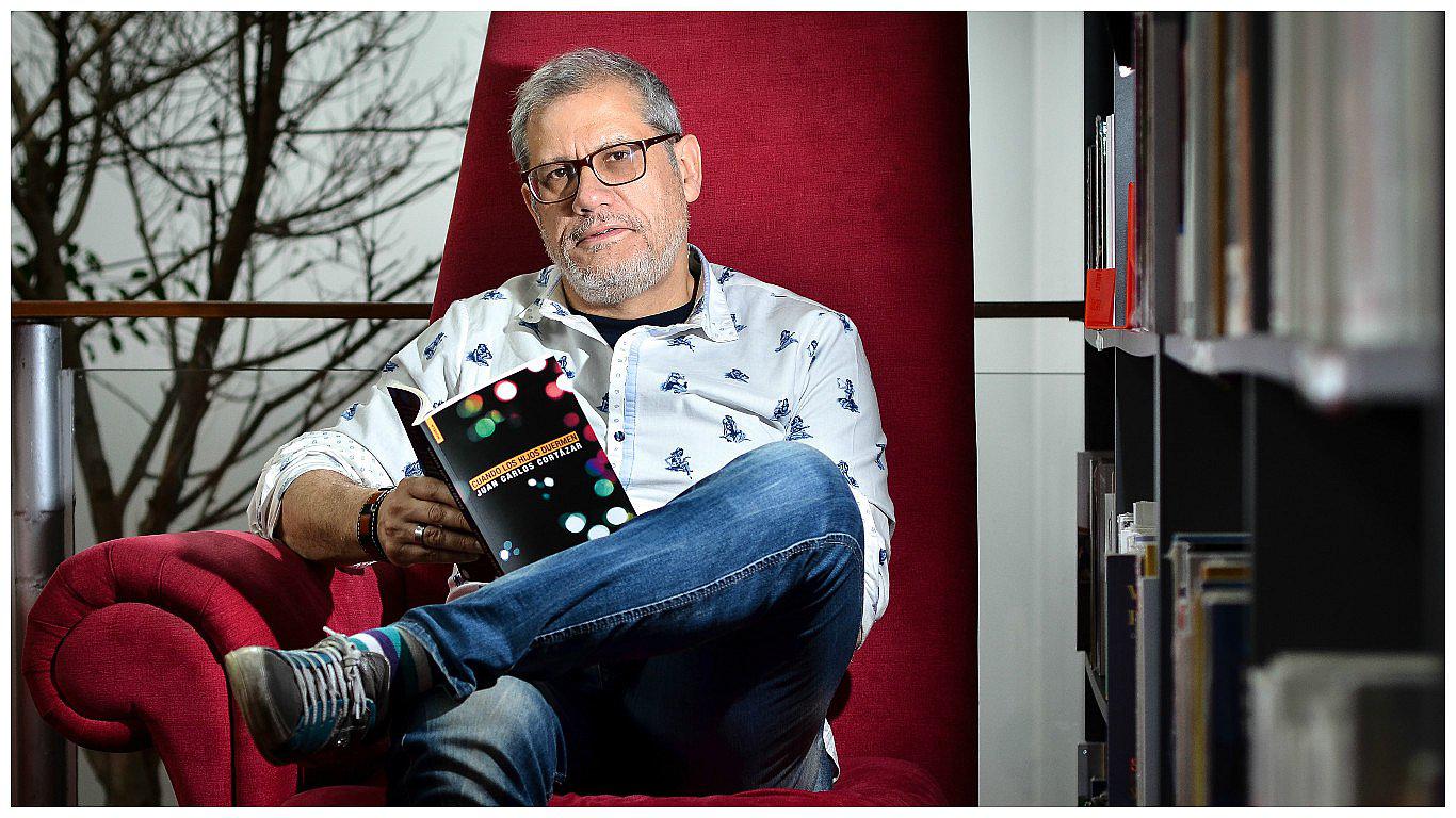 Juan Carlos Cortázar: “Nadie sale del clóset por valiente, sino porque está muriendo”