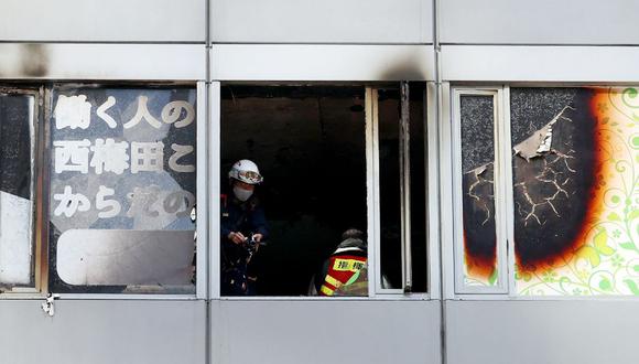 Los bomberos trabajan en el lugar, donde se temía que veintisiete personas murieran después de un incendio en un edificio en Osaka, el 17 de diciembre de 2021. (Foto de JIJI PRESS / AFP)