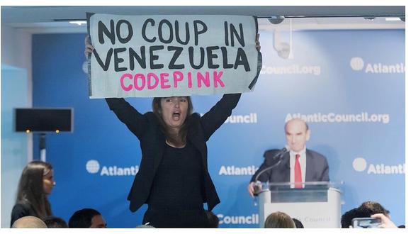 ​Activista interrumpe discurso de diplomático estadounidense sobre Venezuela (VIDEO)