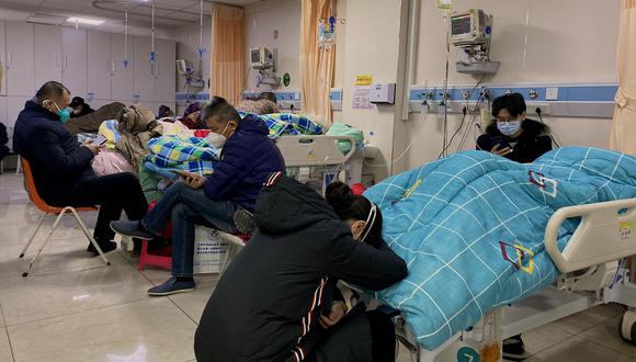 Pacientes con covid-19 yacían en camas en el Hospital Tangshan Gongren en la ciudad nororiental china de Tangshan el 30 de diciembre de 2022. (Foto de Noel Celis / AFP)