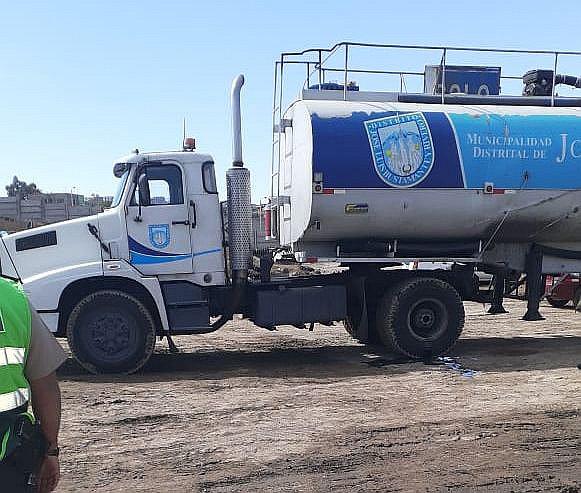 Roban piezas de camión cisterna municipal en el terreno donde se resguardaba
