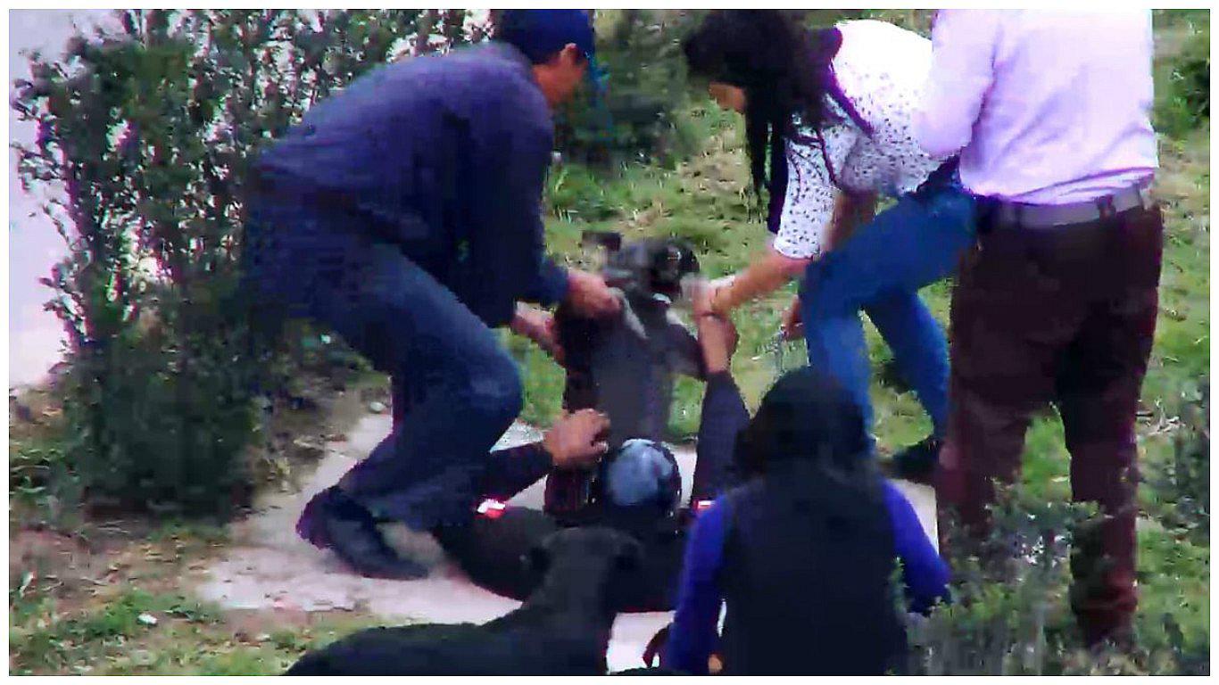 Sereno rescata a perro que cayó a un buzón de desagüe (VIDEO)