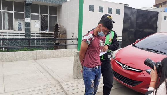 El venezolano José Alberto Bermúdez Gonzales (21), quien a bordo de una combi, atropelló a una fiscalizadora de la ATU, y luego protagonizó una espectacular persecución en vía de evitamiento que empezó en El Agustino y terminó en el Rímac, fue trasladado a la fiscalía.