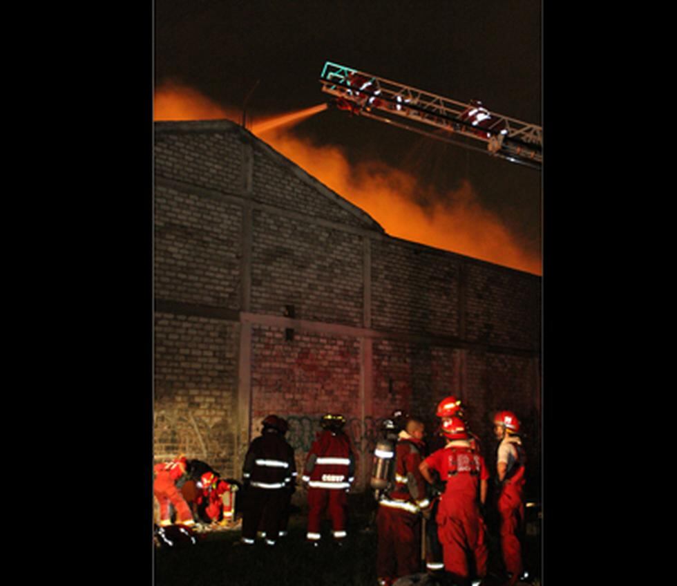 Fotos: Imágenes del incendio que redujo a cenizas un almacén del MINEDU