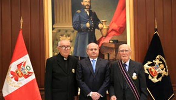 Condecoran al historiador José La Puente y al Reverendo Padre Armando Nieto por contribuir al pogreso de la Marina