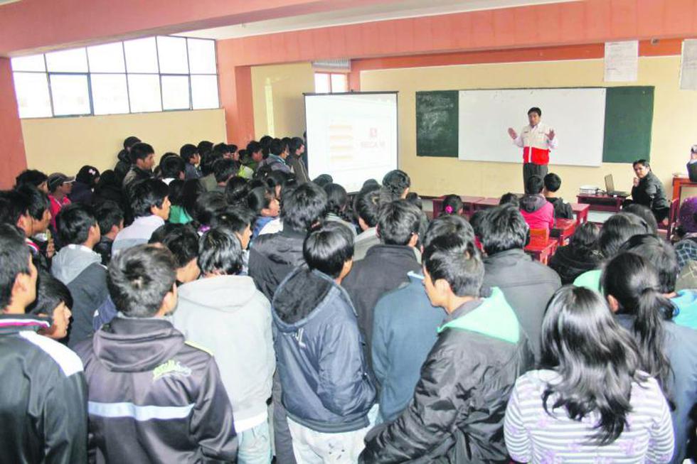 Padres toman local de centro educativo 