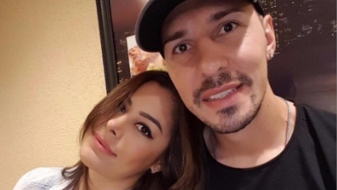 Llueven críticas a Larissa Riquelme por tuit tras orden de captura de su pareja 