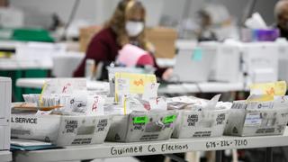 EE.UU.: Con Biden adelante, Georgia comienza el recuento manual de votos 