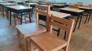 Entregan mobiliario escolar que se rompe a pedazos en Puno