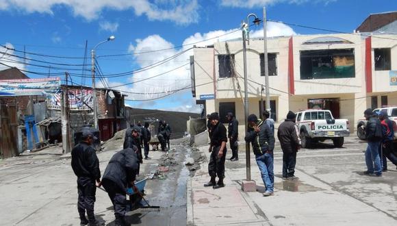 La Rinconada: Policías realizan jornada de limpieza en Plaza de Armas