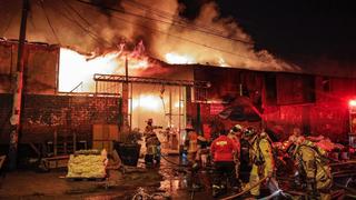 Rímac: incendio destruye 160 puestos en mercado de flores Santa Rosa | VIDEO 