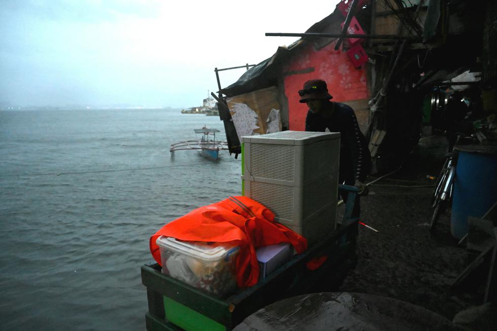 Con vientos de casi 200 km/h, el tifón Noru alcanzó Filipinas este domingo y obligó a cerrar el tráfico marítimo, suspender vuelos en Manila y evacuar algunas poblaciones, indicaron las autoridades. (Foto de JAM STA ROSA / AFP)