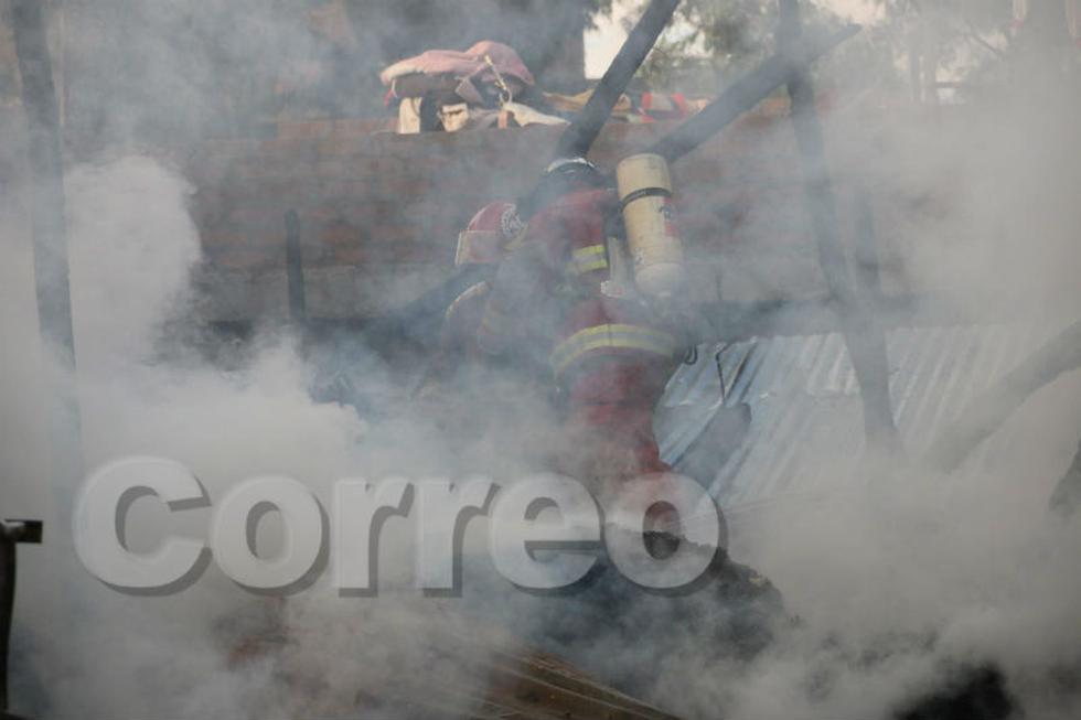 Voraz incendio consume local de reciclaje y molino de granos 