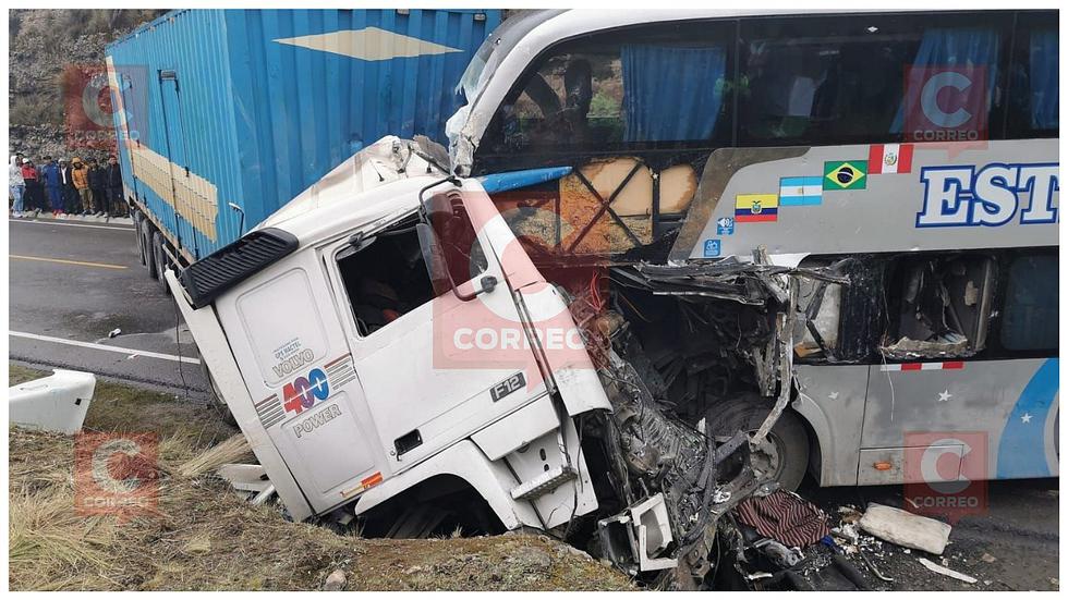 Cinco muertos tras choque de bus Dos Estrellas y tráiler (FOTOS)