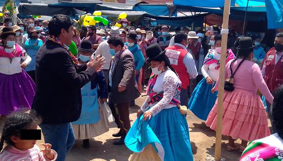 Autoridades y candidatos se burlan de las medidas sanitarias, como el alcalde de Ciudad Nueva, Helmer Fernández, que se quitó mascarilla para danzar