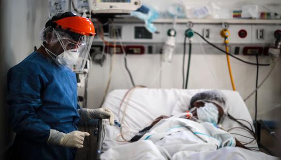 Un médico revisa a un paciente con COVID-19 en el Hospital El Cruce de Florencio Varela de Buenos Aires, Argentina, 30 de julio de 2020. (EFE/EPA/JUAN IGNACIO RONCORONI).
